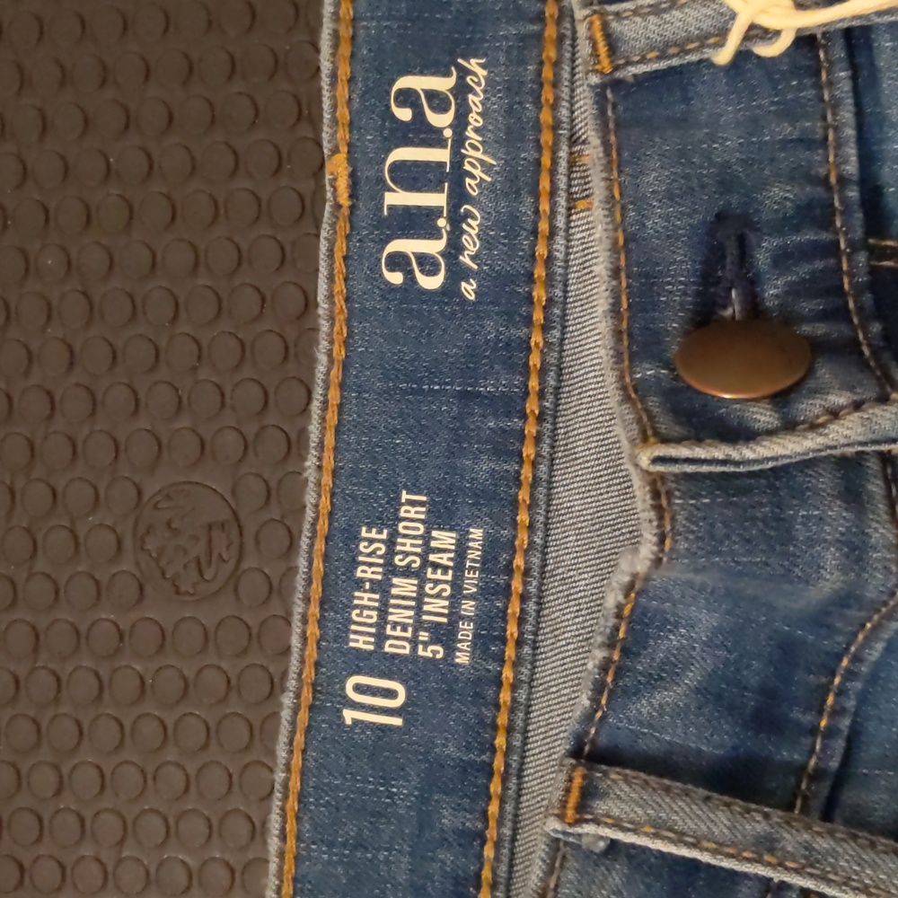 High Rise Midi Shorts - Picture 6 of 6